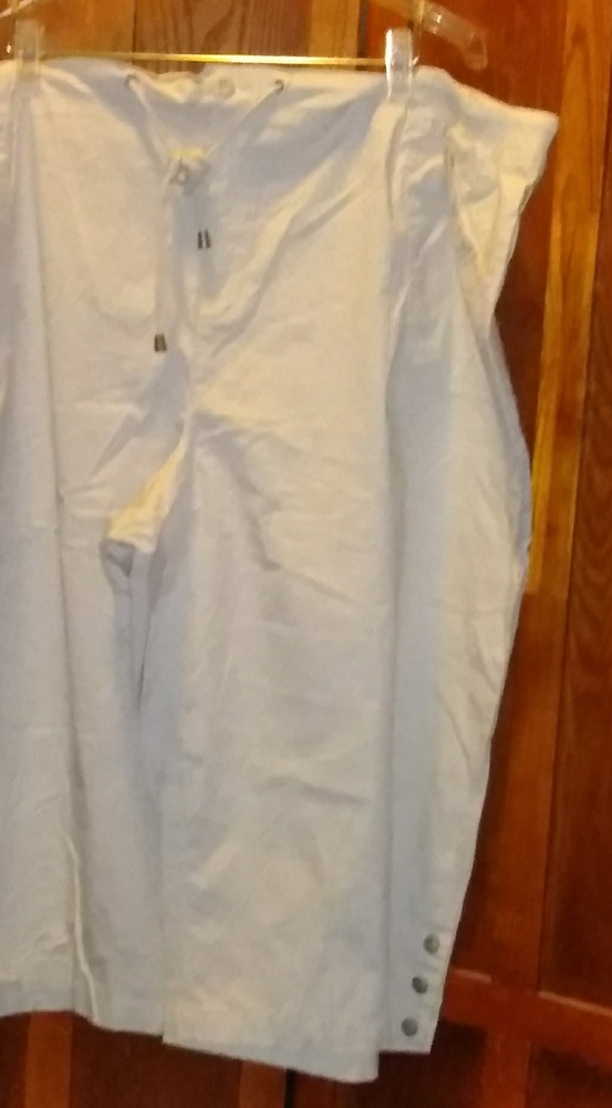 Plus size Capri's. 30/32W 🦃 "2/$15 sale!!"